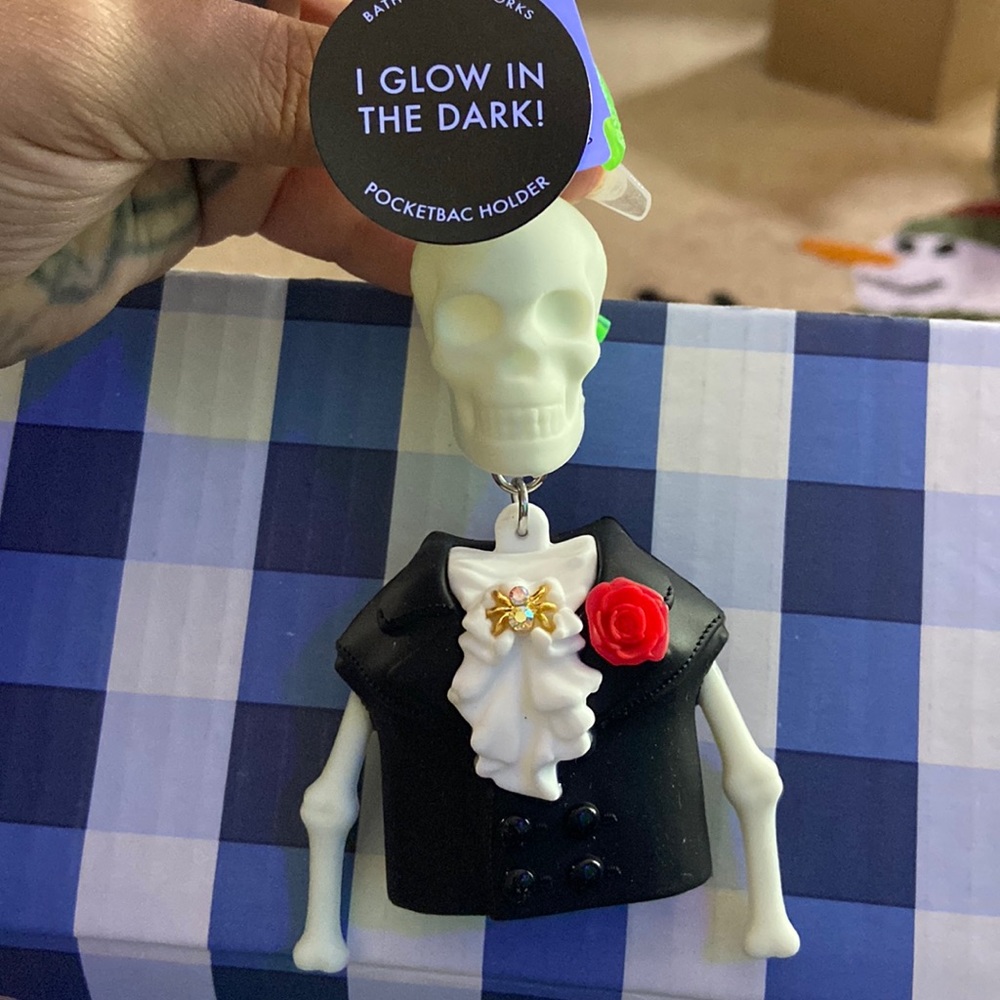 Dangling skull pocket bac holder, bath, and Bodyworks